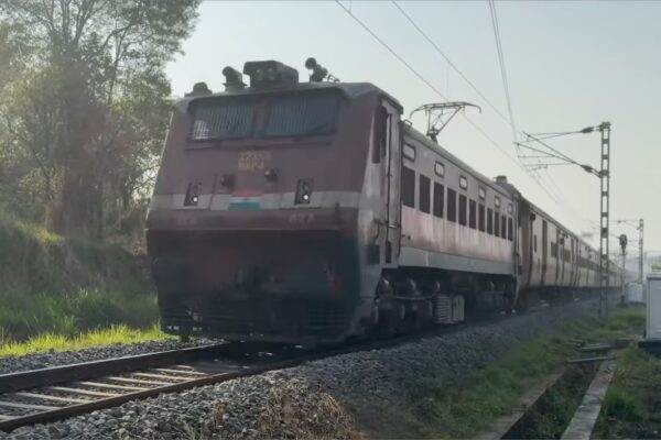 Chennai-Palakkad Express (22651) Speeds Through Kerala's Green Paradise |