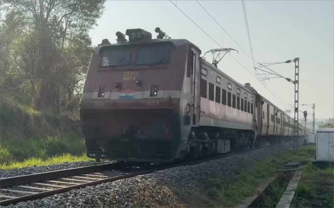 Chennai-Palakkad Express (22651) Speeds Through Kerala's Green Paradise |