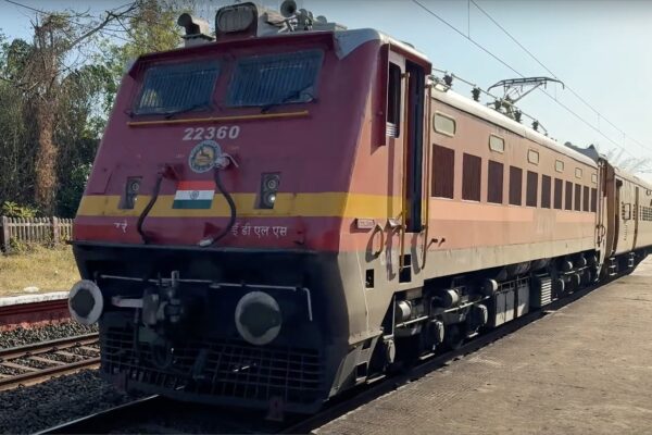 Train #22609 Mangalore Coimbatore Intercity Express at Mankara Palakkad #rainfanning #trainspotting Train #22609 Mangalore Coimbatore Intercity Express at Mankara Palakkad #rainfanning #trainspotting