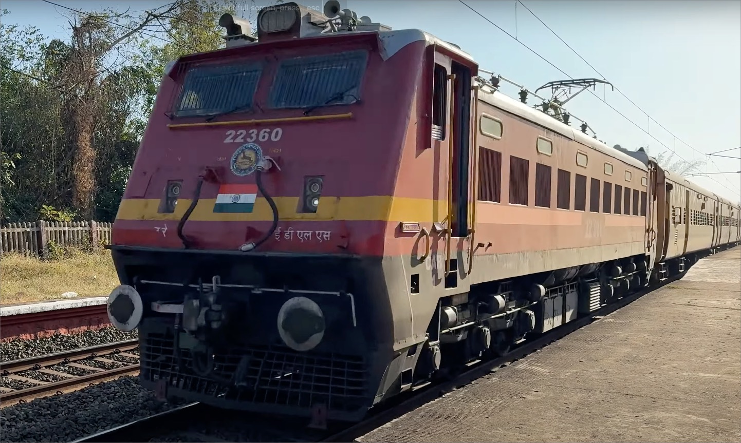 Train #22609 Mangalore Coimbatore Intercity Express at Mankara Palakkad #rainfanning #trainspotting