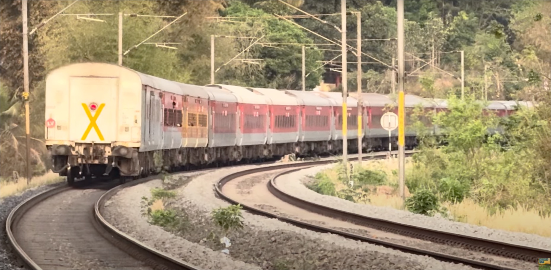 Kanniyakumari–Pune Jayanti Janta Express in 4K | WAP7 #39181 | High-Speed Railfanning-Kerala - India