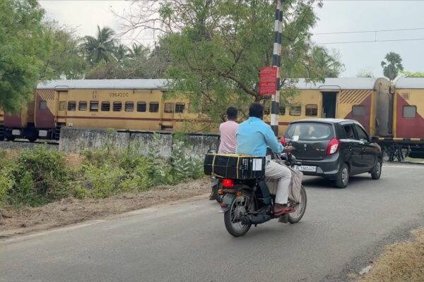 Rail road crossing india - railway gate southern railways kerala