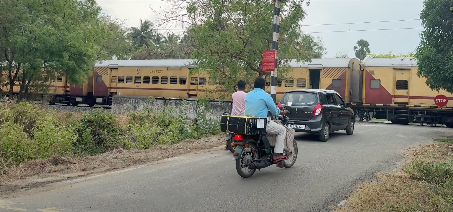 Rail road crossing india - railway gate southern railways kerala