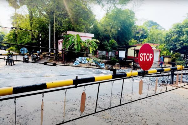 Railfanning at Karipod Railroad Crossing near Pudunagaram, Palakkad 🚂 #railwaygate #railwaycrossing rail road crossings in india Chennai-Palakkad Express