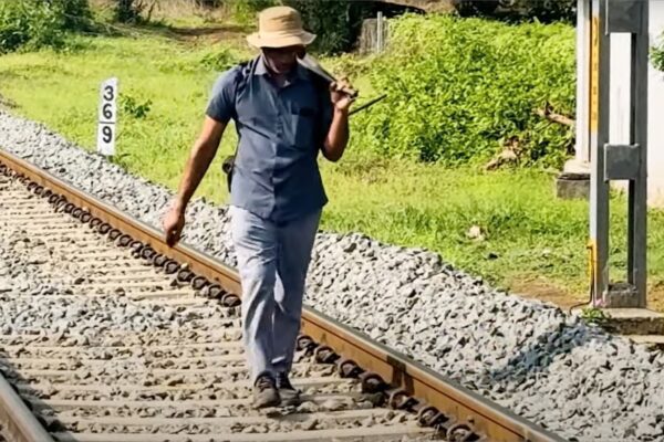 Railfanning at Vadavannur Railway Gate | Ancestral Home of MGR | Chennai-Palakkad Express CleanShot 2025 05 08 at 19.32.30