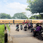 🚧 Pudukkad Railway Crossing Closed for 30+ Mins by Parasuram Express |Real Scene-railway gate action