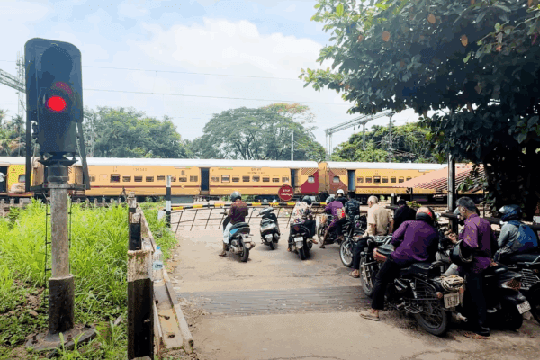 🚧 Pudukkad Railway Crossing Closed for 30+ Mins by Parasuram Express |Real Scene-railway gate action