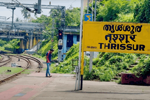 WAP-7 #30643 Arrives at Thrissur Railway Station? Trivandrum–Calicut Jan Shatabdi