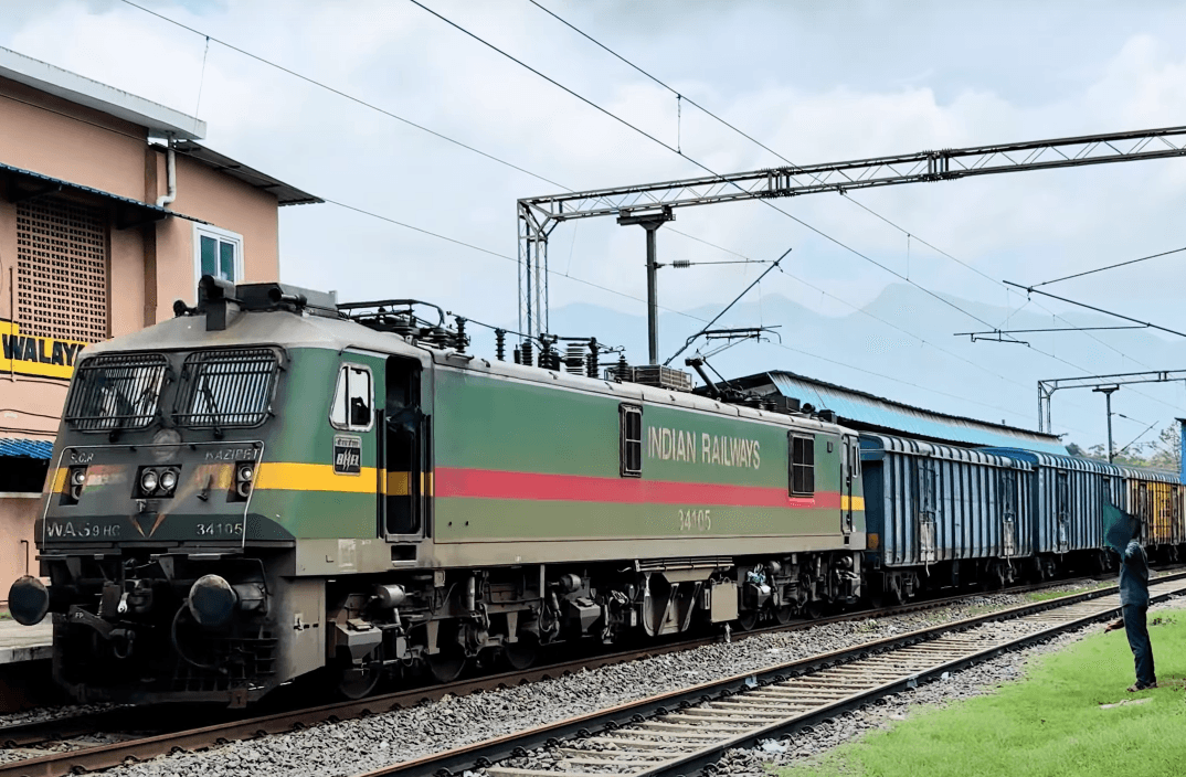 Epic Monsoon Haul! Twin WAG-5 Locos Drag Massive Oil Train Through South India in Torrential Rain