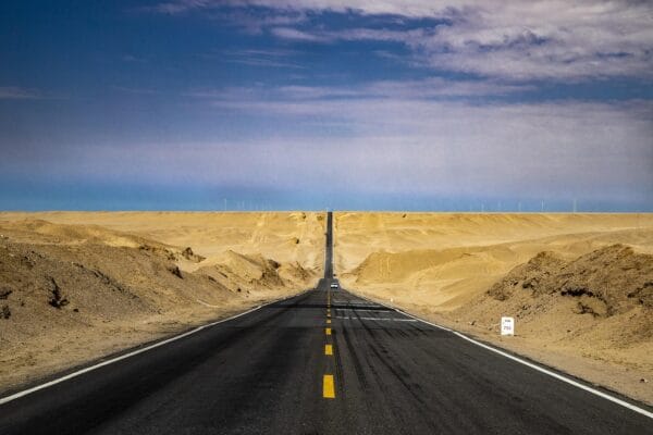 🌍 The World’s Longest Straight Road: A 256 km Engineering Wonder in the Saudi Desert